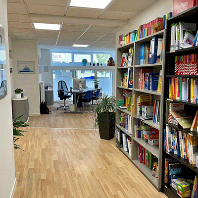 Der Eingangsbereich der Schülerhilfe Kenzingen mit einem Bücherregel und einem Schreibtisch.