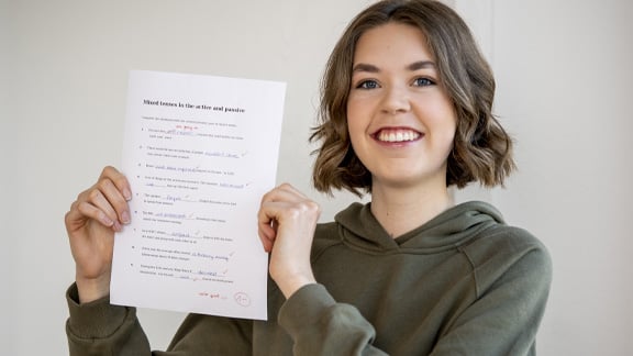 Mädchen hält guten Schultest hoch