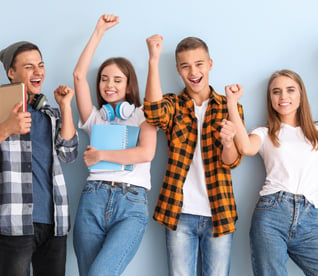 2 Schülerinnen und 2 Schüler